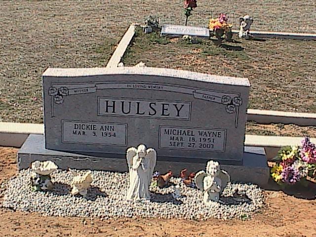 Tombstone of Michael Wayne and Dickie Ann Hulsey