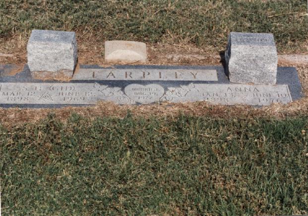 Tombstone of S. G. and Anna Tarpley