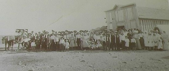 1906PlainsCrowd.jpg (33906 bytes)