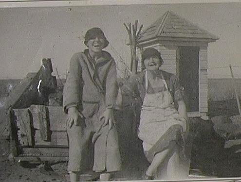 lunaouthouse.jpg (39105 bytes)
